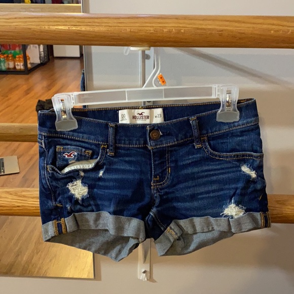 Blue jean shorts from Hollister, size US/CA 00 - Picture 3 of 4